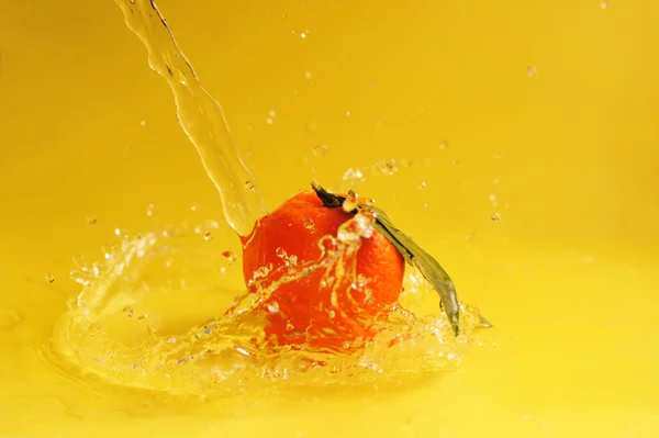 タンジェリンと水の飛沫 — ストック写真