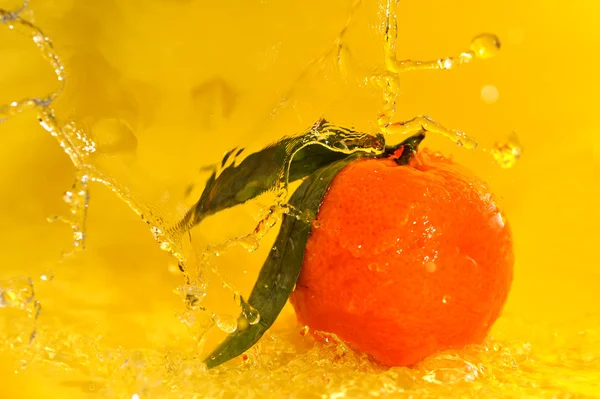 Salpicaduras de mandarina y agua — Foto de Stock