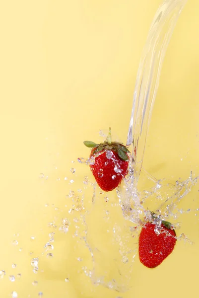 물으로 딸기 폭포 — 스톡 사진