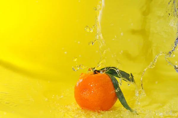 橘和水溅 — 图库照片