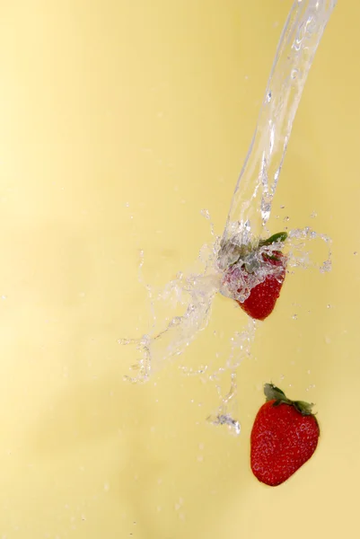 Strawberry falls with water — Stock Photo, Image