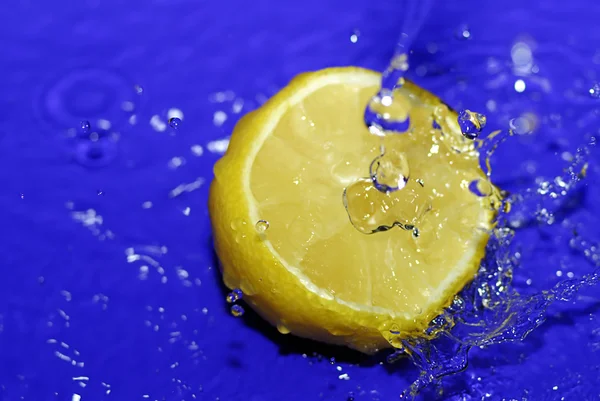Water drops on sliced lemon — Stock Photo, Image