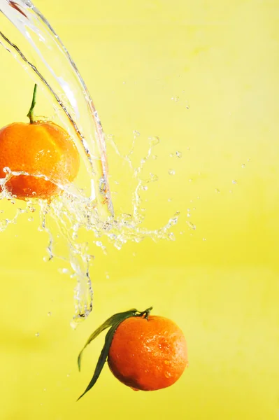 Dos mandarinas y salpicaduras de agua —  Fotos de Stock