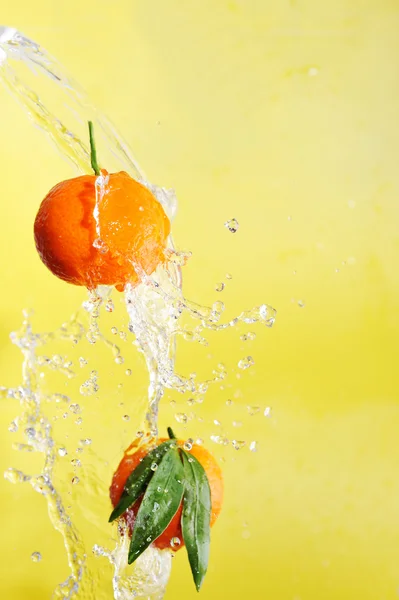 Dos mandarinas y salpicaduras de agua — Foto de Stock