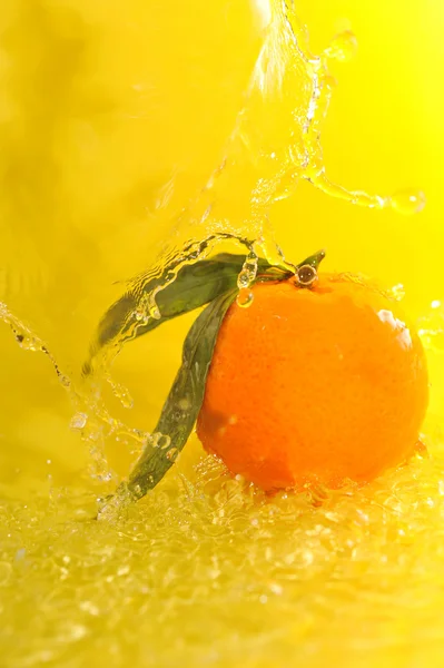 Tangerine och vatten stänk — Stockfoto
