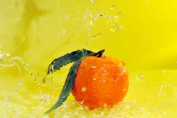 Mandarine und Wasserspritzer — Stockfoto