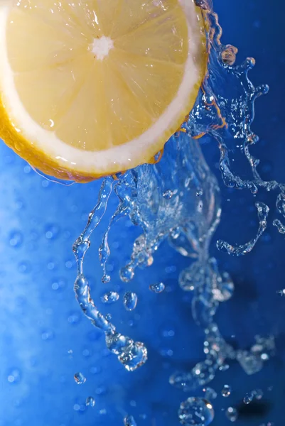 Вода на лимоне — стоковое фото