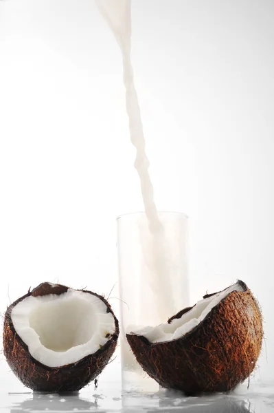 Kokosové mléko ve skle — Stock fotografie