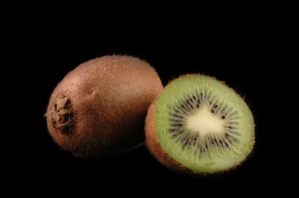 Geheel en cuted kiwi close-up — Stockfoto