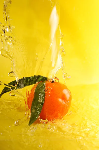 Tangerine and water splashes — Stock Photo, Image