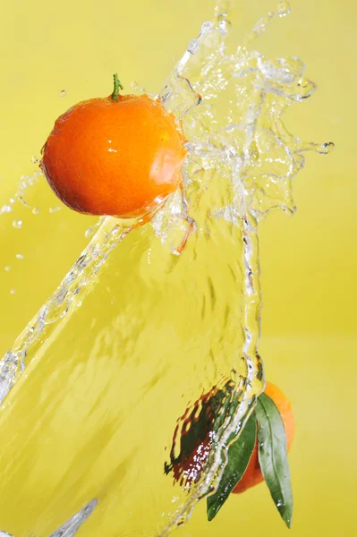 Dwie mandarynki i rozprysków wody — Zdjęcie stockowe