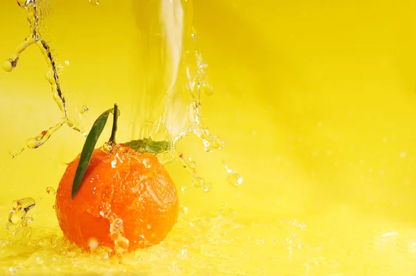 Tangerine et éclaboussures d'eau — Photo