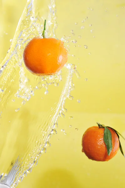 Deux mandarines et des éclaboussures d'eau — Photo