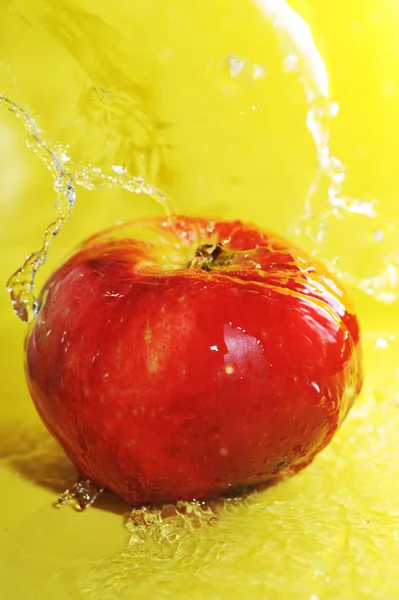 苹果和水溅 — 图库照片