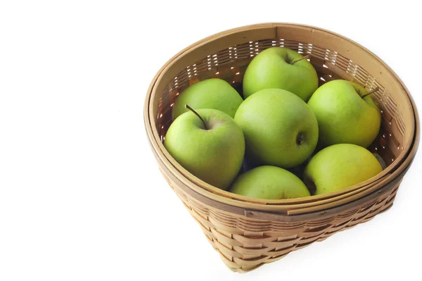 Зеленые яблоки в корзине — стоковое фото