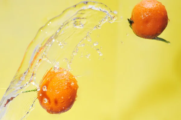 Twee tangerines en water spatten — Stockfoto