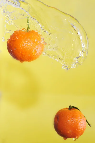 Deux mandarines et des éclaboussures d'eau — Photo