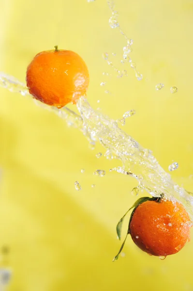 Dwie mandarynki i rozprysków wody — Zdjęcie stockowe