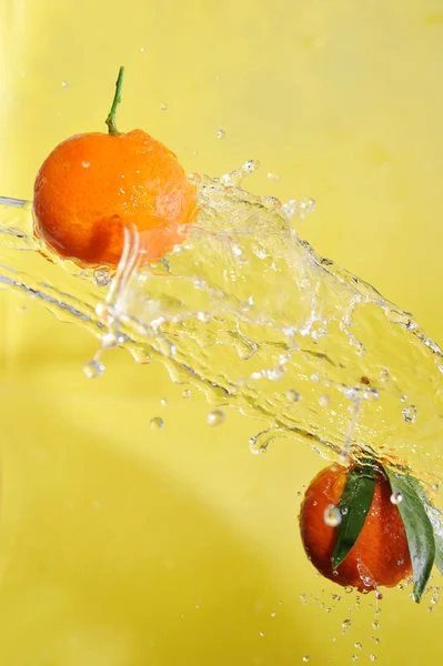 Två tangeriner och vattenstänk — Stockfoto
