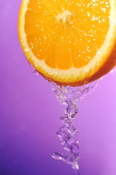Ζουμερό πορτοκάλι και τους παφλασμούς — Φωτογραφία Αρχείου