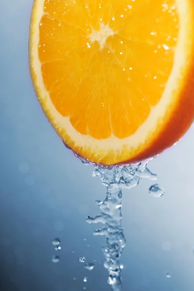 Сочный апельсин и брызги — стоковое фото