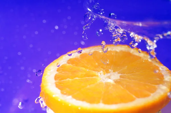Saftig apelsin och stänk — Stockfoto