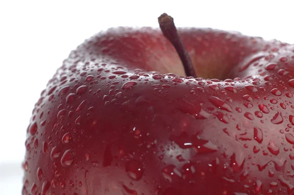Rode appel met waterdruppels — Stockfoto