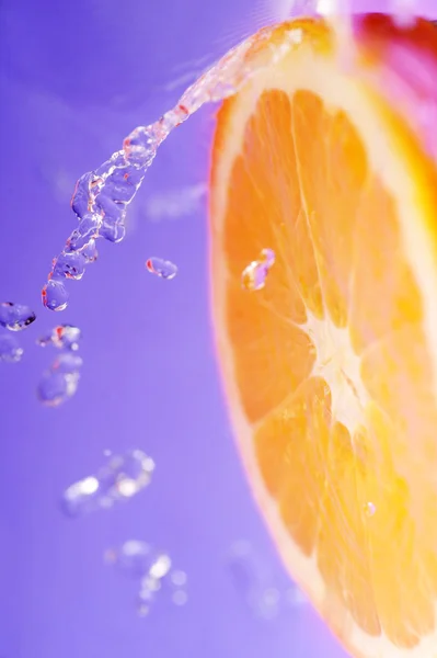 Saftig apelsin och stänk — Stockfoto
