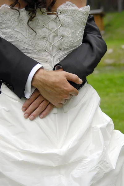 Sposo abbracciare la sua sposa — Foto Stock