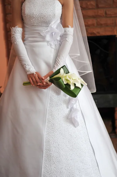 Bruden bär bröllopsklänning — Stockfoto