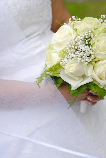 彼女を保持している花嫁の花束 — ストック写真