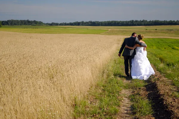 Noiva e noivo andando — Fotografia de Stock