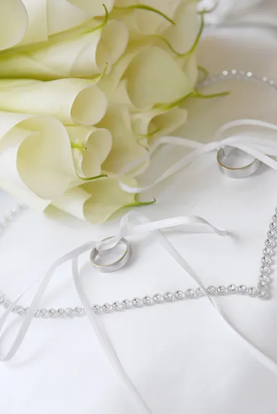 Flores e anéis de casamento — Fotografia de Stock