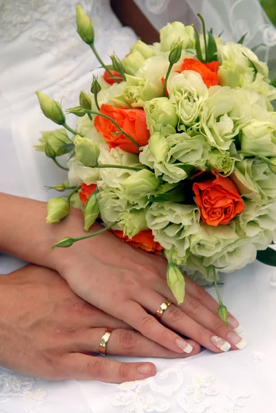 Bruid en bruidegom handen — Stockfoto