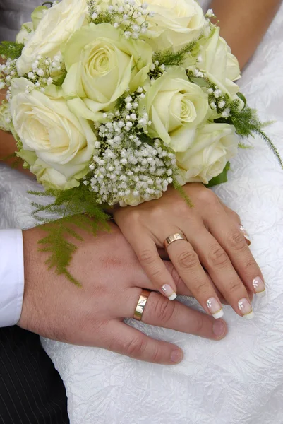 Sposa e sposo mani — Foto Stock