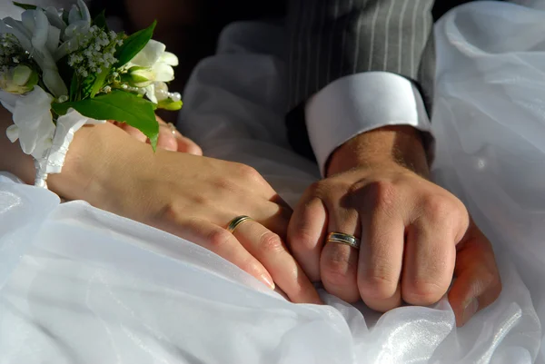 Nevěsta a ženich ruce — Stock fotografie