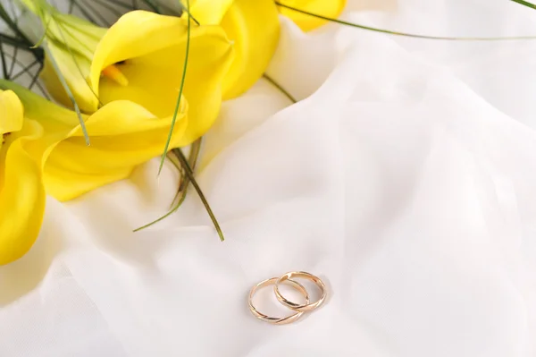 Flowers and wedding rings — Stock Photo, Image