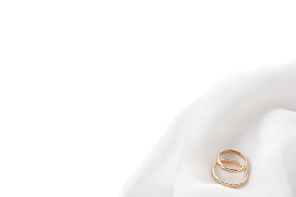 화이트 패브릭 및 결혼 반지 — 스톡 사진