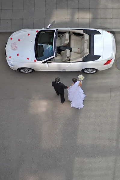 Noiva e noivo indo para o carro — Fotografia de Stock