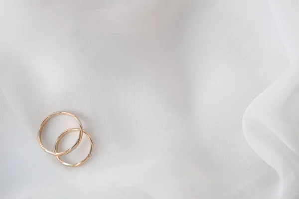 Anéis de casamento em material branco — Fotografia de Stock