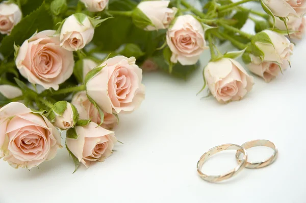 Кольца и розы — стоковое фото