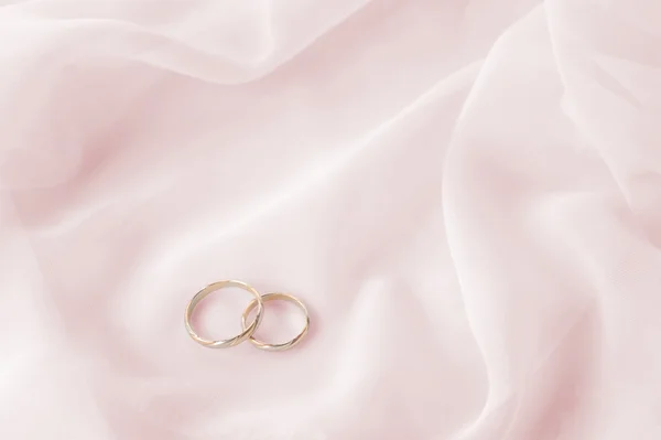 Tecido branco e anéis de casamento — Fotografia de Stock