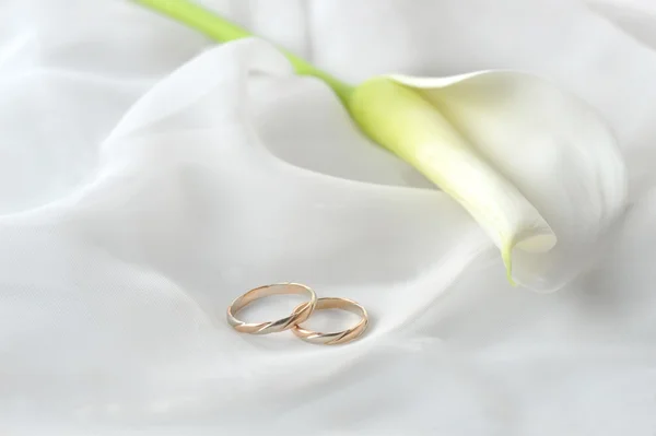 白い布と結婚指輪 — ストック写真