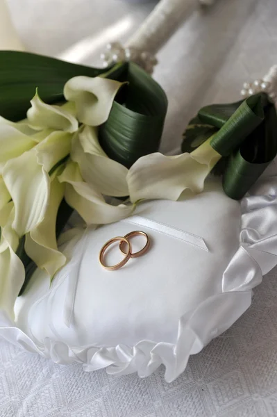 Menyasszony bouquet és gyűrűk — Stock Fotó