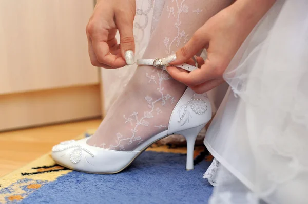 Braut zieht Schuh an — Stockfoto