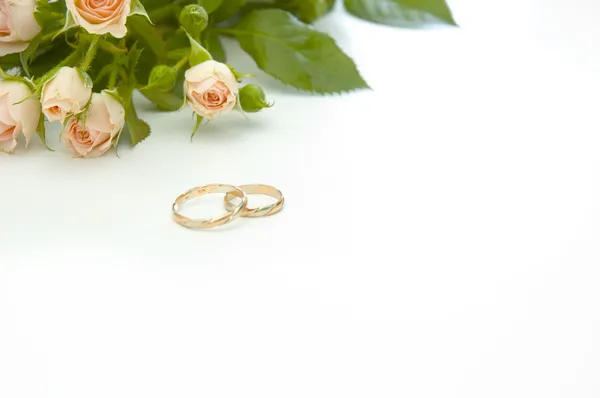 Rings and roses — Stock Photo, Image