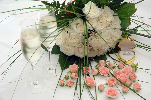 Champagne, roses and ring — Stock Photo, Image