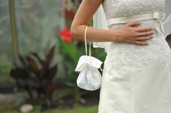Sposa con borsetta — Foto Stock