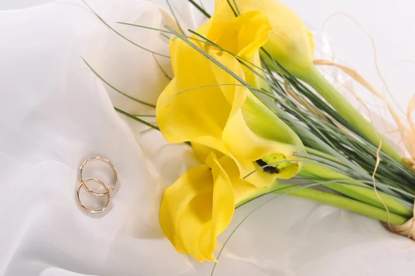 鲜花和结婚戒指 — 图库照片