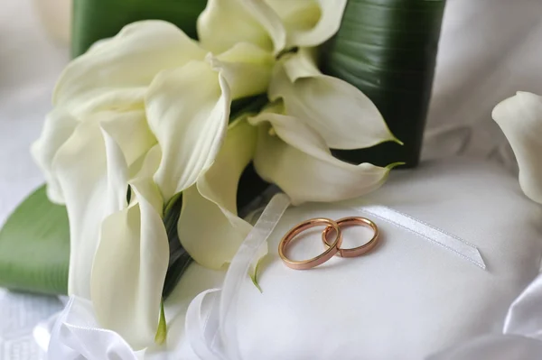 Buquê de noiva e anéis — Fotografia de Stock